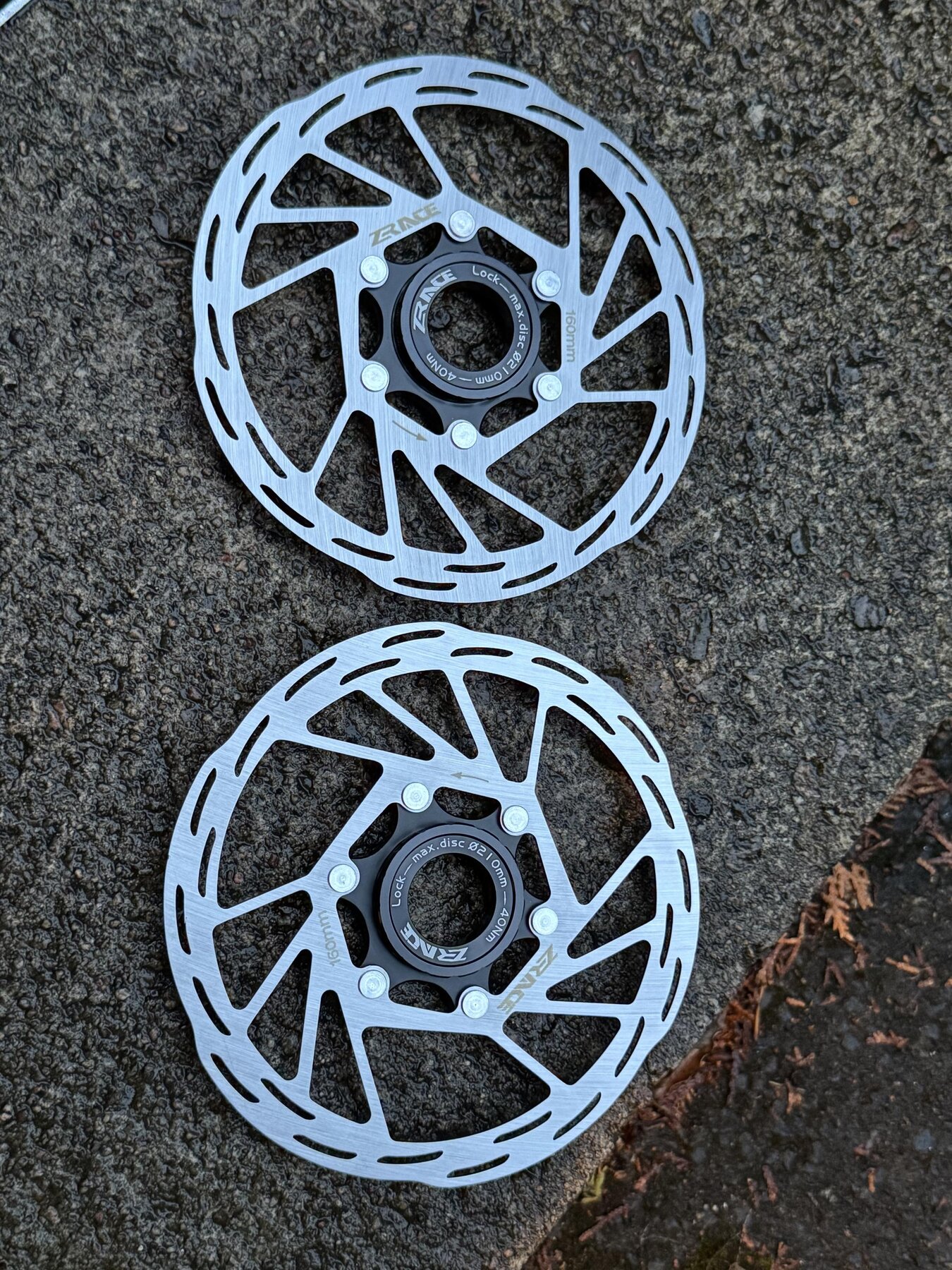 Säljes: 2 stycken ZRACE Center Lock Brake Disc Rotor 160mm | Happyride.se