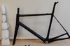 Oanvänd FM066-SL-kolfiberram (60cm) med kolfiberstyre, och två kolfiberflaskhållare fr. hongfu-bikes Ramar säljes