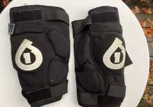 661 Kyle Straight knäskydd large.