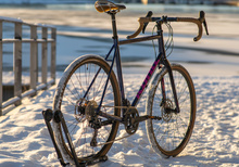 Kampanj - Gravel Kona Rove LTD Brooks 2026 - Kromolystål/Kolfiber