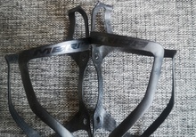 Flaskhållare i kolfiber 