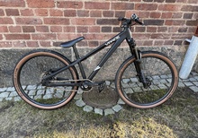 DANNY VPace Dirt Jumper 24 (Svart)