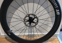 Hjulpar DT Swiss ERC 1400 (45mm) fram och Cannondale Hollowgram RS64 bak, med XDR-body