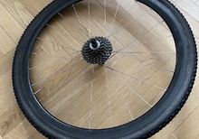 Kolfiberfälgar med tubdäck, plus ett extra samt tejp