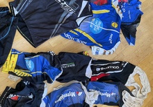 Klädpaket herr L och dam S mest bibs och tröjor