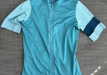 RAPHA WOMEN'S PRO TEAM TRAINING JERSEY, SMALL blå