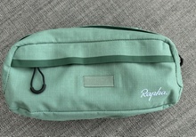 RAPHA EXPLORE BAR BAG: Dark Green, Styrväska