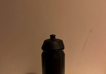 Helsvart vattenflaska