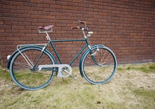 Gammal renoverad herr cykel 
