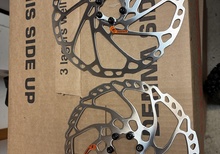 Shimano RT66 bromsskivor 220mm/203mm