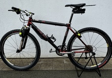 FYND - Välvårdad äldre TREK MTB med lätt kolfiber ram  