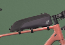 Tailfin Long Top Tube Bag 1.6L med gamla logotypen