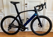 Trek Madone SL7 Gen 6 i storlek 58 – en aerodynamisk toppcykel i nyskick, endast körd cirka 20 mil