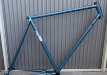 Blå Peugeot