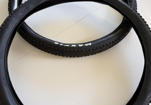 Maxxis Rekon Race mountainbikedäck i storleken 29x2.40WT. - enbart rullade på för att testa cykeln. 