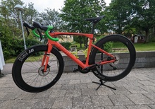 BMC roadmachine 02 med dtswiss 1400 dicut kolfiberhjul