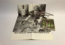 Bernt Johansson OS-guld 1976: Handsignerad (autograf) sv/v affisch + bok i unikt paket