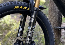 Fox Factory 36 Float, GRIP2 Bytes mot röd zeb. 