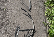 Kombinerad skärm/pakethållare