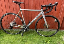 Cannondale CAAD12 105 Disc 2018 med Mavic Aksium hjulpar