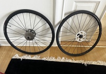 Shimano RS hjulset med däck, kassett och bromsskivor Nya oanvända