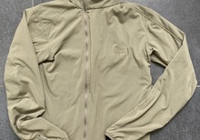 Rapha Lightweight Softshell jacka med diagonal dragkedja fram.