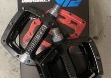 DMR V12 pedaler