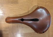 Brooks flyer carved - brun
