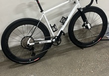 Snabb och snygg gravel size M/L med lätta kolfiberhjul