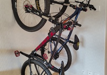 Krokar och skyddsplattor (för upphängning av cykel på vägg)