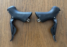 Shimano ST-6870 Di2-växelreglage.
