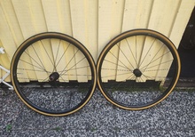 DT Swiss R470 hjulset landsväg 28" svart +däck