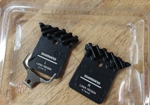 Nya bromsbelägg L03A Resin ett par