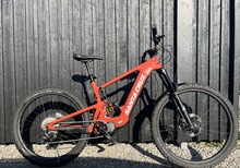 Santa Cruz Heckler i strl L, med helt ny motor och fräscha komponenter