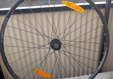 Bontrager 622x17 framhjul genongående axel