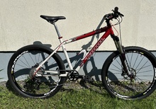 Kona Kula Race mountainbike, 18 tum, med RockShox Revelation gaffel.