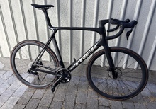 Trek Madone SL 6 Gen 8 XL – Shimano 105 Di2 – Aeolus kolfiberhjul
