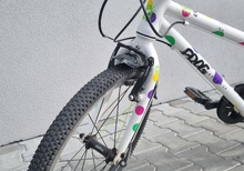 Frog Bike 52 (20") – Vit med färgglada prickar (originalskärmar & stöd)