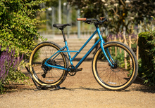 Ny hybrid / äventyrcykel Marin Larkspur 1 2026 - Chromolystål-ram