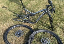 Specialized Stumpjumper från 2015 bortskänkes (nermonterad).