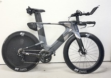 Felt IA Advanced Triathloncykel 2022 med DT Swiss kolfiberhjul och EZ Disc