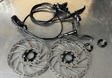 SHIMANO Skivbromsar med 4-kolvs ok och 203mm Bromsskivor 
