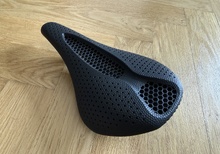 Bucklos kolfiber 3d-printad sadel