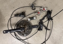 Komplett Shimano Sora 2x9 gravelgrupp med Avid BB5 Road-bromsar i fint skick.